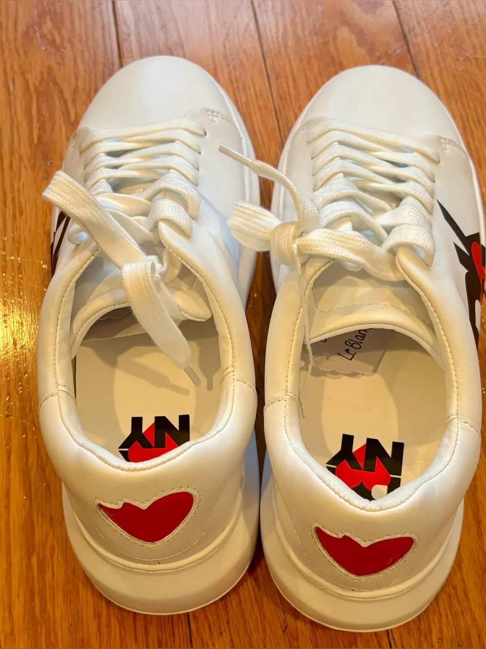 DKNY RUNWAY White Leather Logo Low-Top Sneakers size 8.5 MSRP $139
